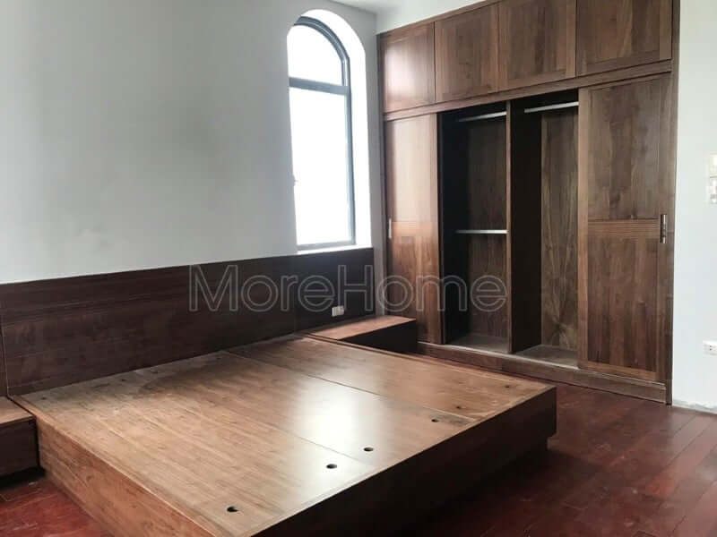 Mẫu tủ quần áo gỗ cao cấp màu nâu trầm với kiểu dáng đẹp cùng những đường vân tinh tế, cuốn hút mọi ánh nhỉ