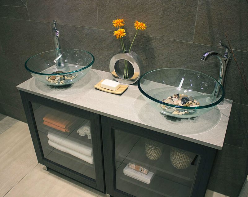 Tủ lavabo kính cung cấp một cách tiện lợi để lưu trữ đồ đạc trong phòng tắm với ngăn nắp gọn gàng.